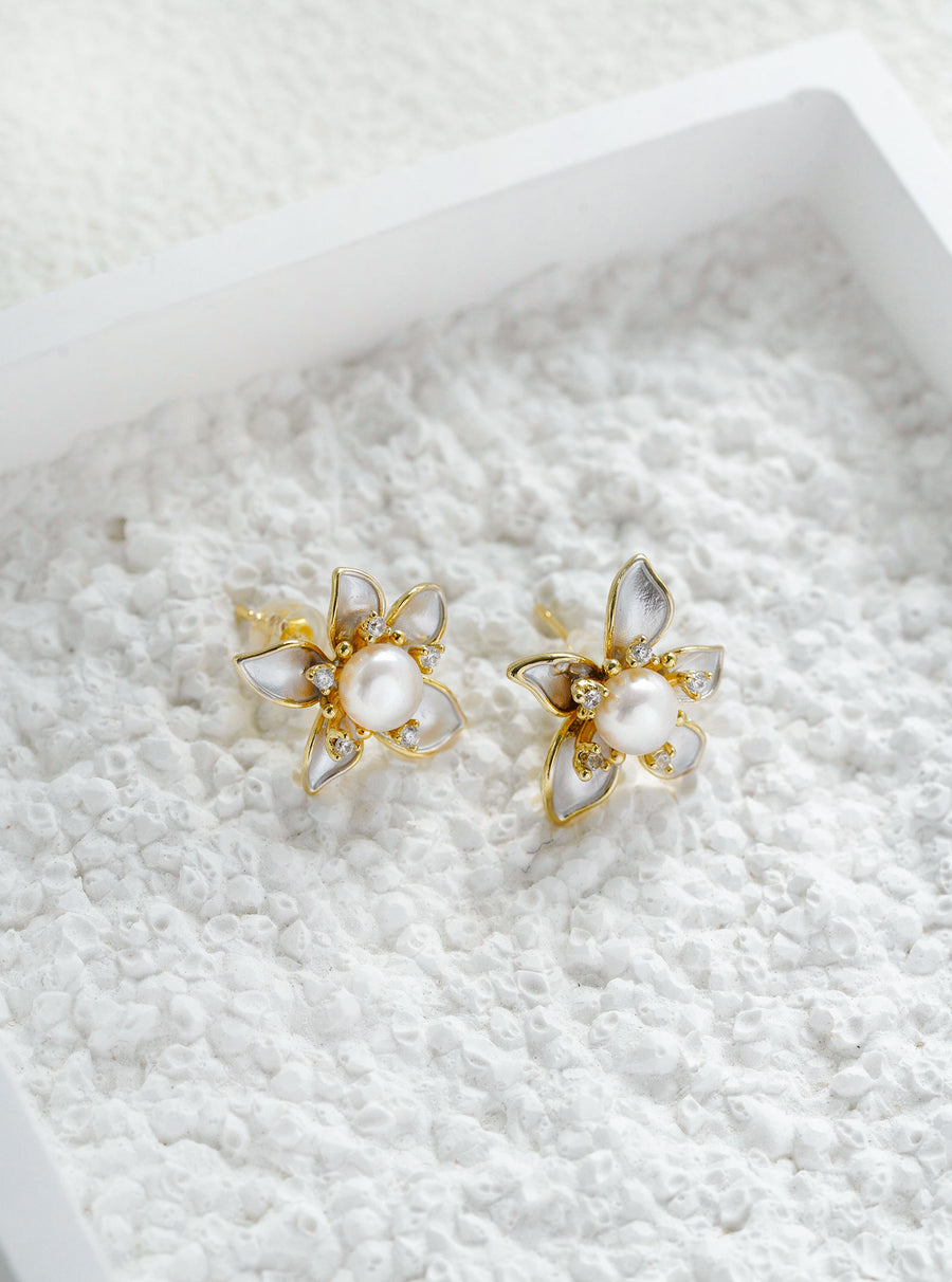 POPPY PEARL STUD EARRINGS