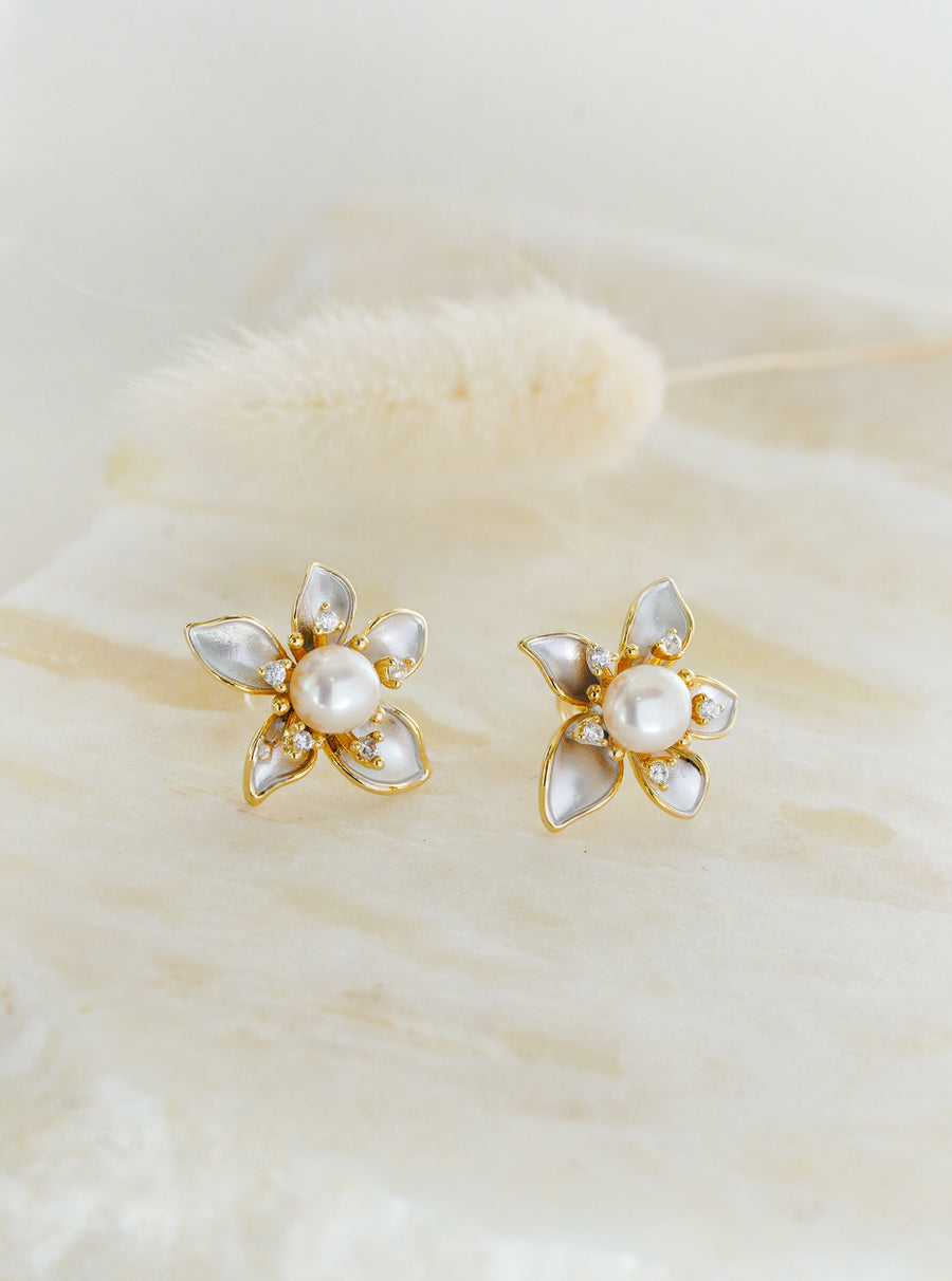 POPPY PEARL STUD EARRINGS