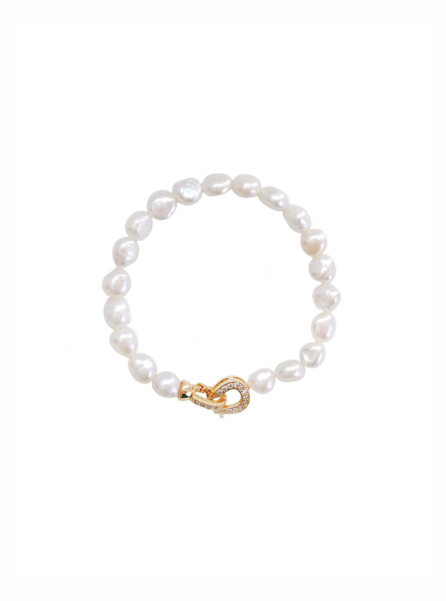 Pearl bracelet and earring set idea for bridesmaids